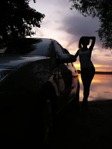 Девушек Со Спины Картинки человек, стоящий рядом с автомобилем