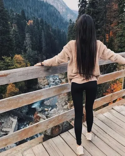 Девушек Со Спины Картинки женщина, стоящая на деревянном мосту