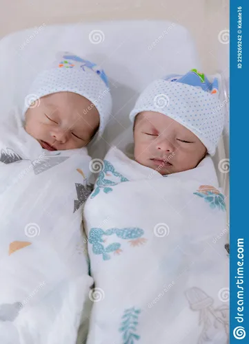 Для Новорожденных Картинки два ребенка спят в кроватке
