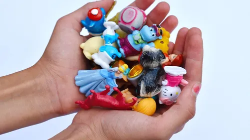 Игрушек Картинки рука, держащая группу маленьких игрушек