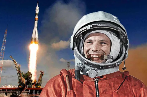 Юрий Гагарин, Ко Дню Космонавтики Картинки мужчина в скафандре и шлеме с ракетой на заднем плане