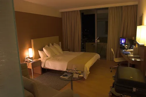 Комнаты Картинки гостиничный номер с кроватью и письменным столом
