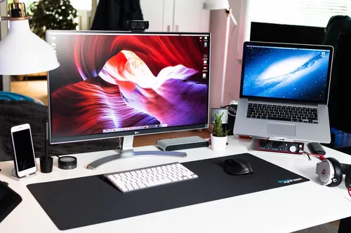 Компьютер Картинки пара компьютеров сидят на столе