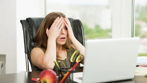 Компьютер Картинки женщина с руками на лице смотрит на ноутбук