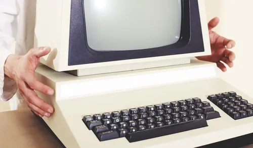 Компьютер Картинки человек, держащий ноутбук