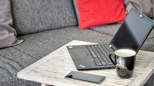 Компьютер Картинки ноутбук и чашка кофе на диване