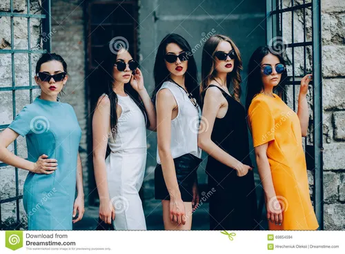 Красивых Девушек Картинки группа женщин позирует для фотографии