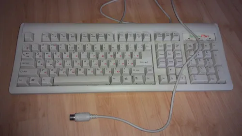 Клавиатуры Фото белая клавиатура на деревянной поверхности