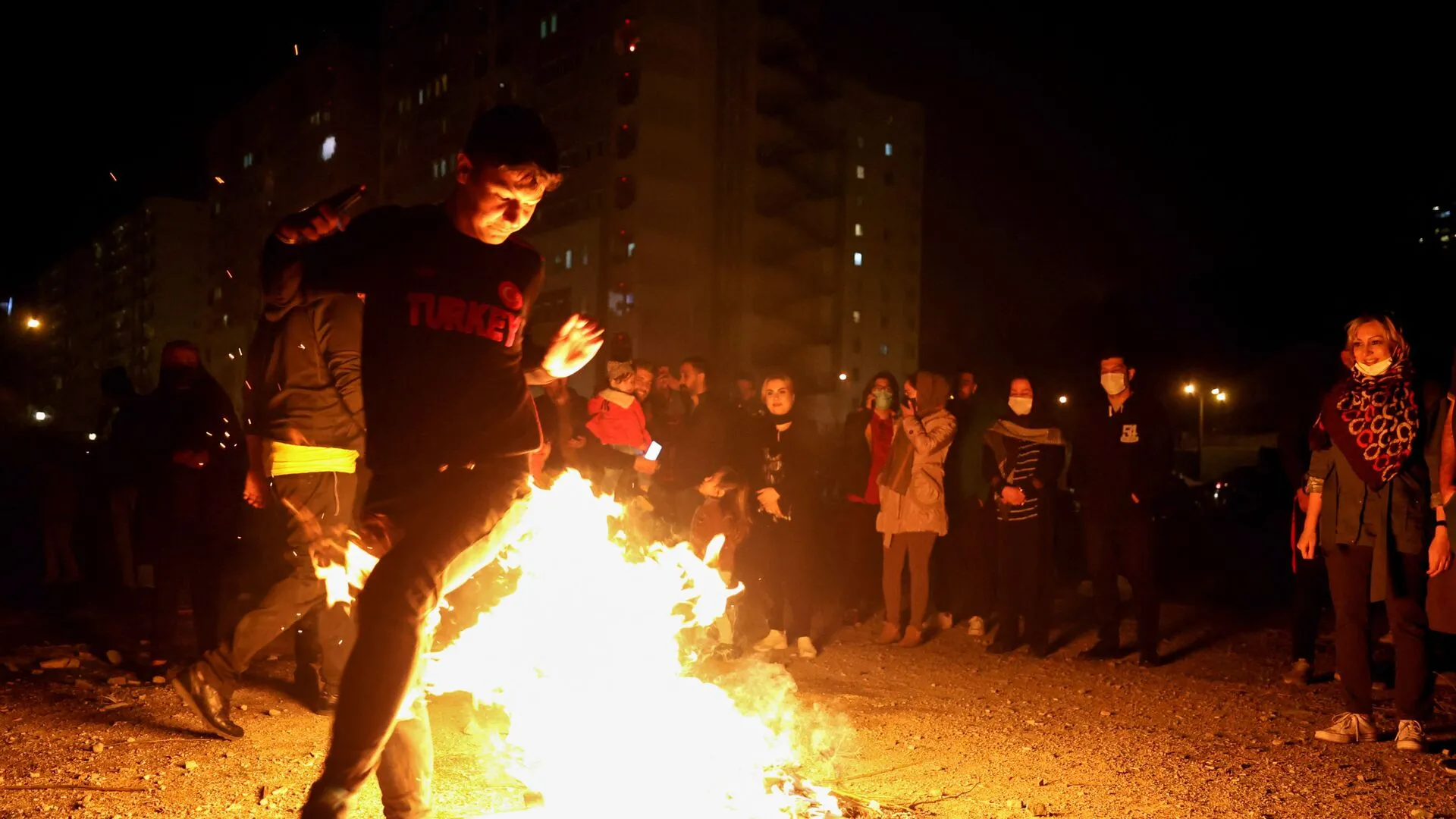 Чахаршанбе Сури праздник. Новруз байрам прыжки через костер. Праздник огня. Праздник огня в Азербайджане. Сильный жар ночью