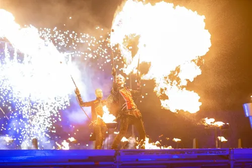 Огня Картинки группа людей на сцене с огнем и дымом