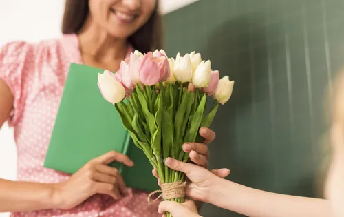 С Днем Учителя 2021 Картинки женщина, держащая цветы