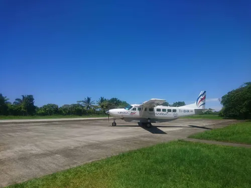 Санса Картинки маленький самолет на взлетно-посадочной полосе