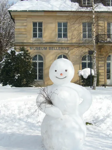 Снеговика Картинки снеговик перед зданием