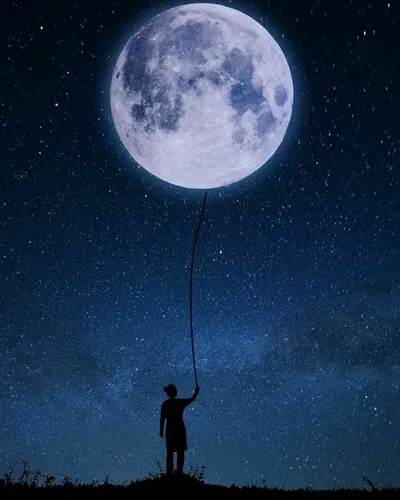 С Луной Обои на телефон человек, держащий парашют в небе с луной на заднем плане
