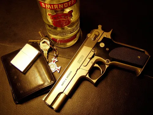 С Сигаретами Обои на телефон пистолет и бокал пива