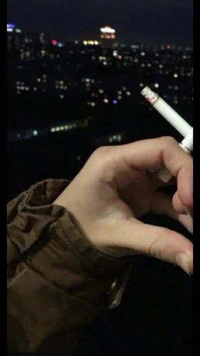 С Сигаретами Обои на телефон человек, держащий сигарету