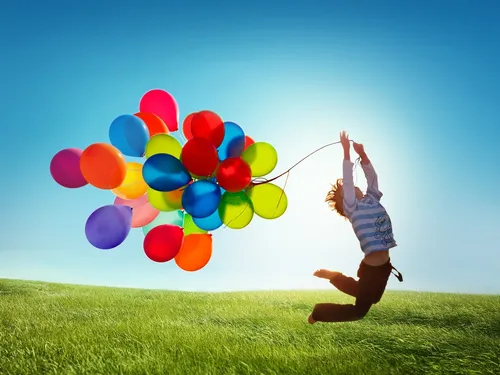 Самсунг Галакси С4 Обои на телефон девушка прыгает с воздушными шарами