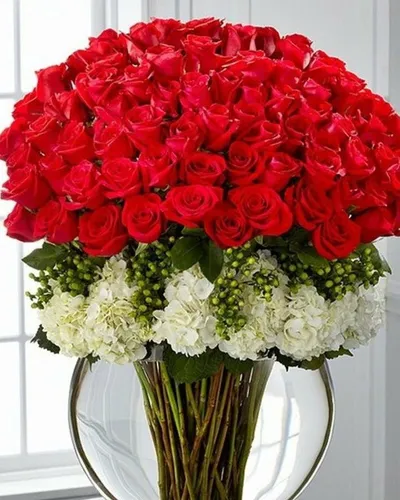 Букет Цветов Фото ваза с красными и белыми цветами