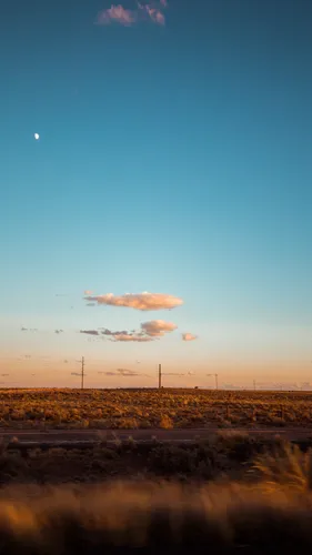 Поле Обои на телефон поле с дорогой и голубое небо с облаками