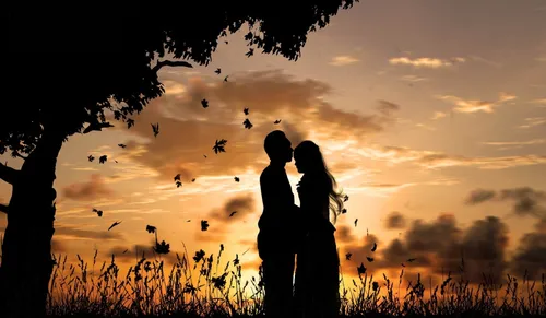 Счастливые Обои на телефон мужчина и женщина целуются перед закатом