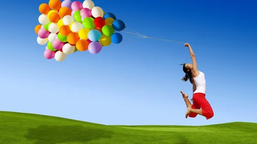 Счастливые Обои на телефон человек прыгает в воздухе с воздушными шарами