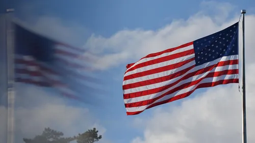 Флаг Америки Обои на телефон флаг, развевающийся в воздухе