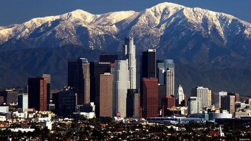 Los Angeles Обои на телефон город с высокими зданиями и горами на заднем плане
