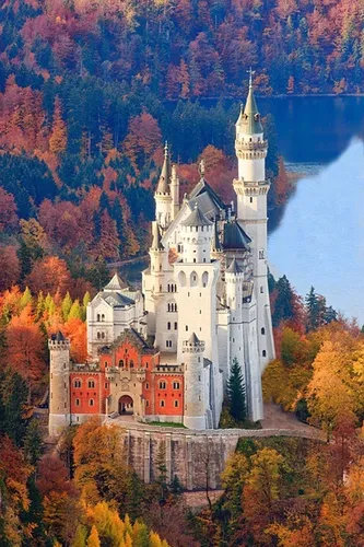 Palace Обои на телефон белый замок на холме с замком Нойшванштайн на заднем плане