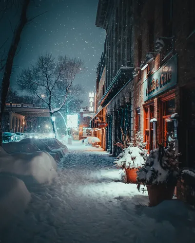Зимние Обои на телефон заснеженная улица со зданиями и деревьями