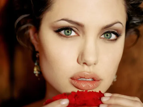 Анджелина Джоли Обои на телефон женщина с зелеными глазами
