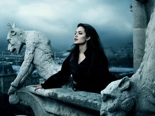 Анджелина Джоли Обои на телефон человек, сидящий на скале со статуей льва