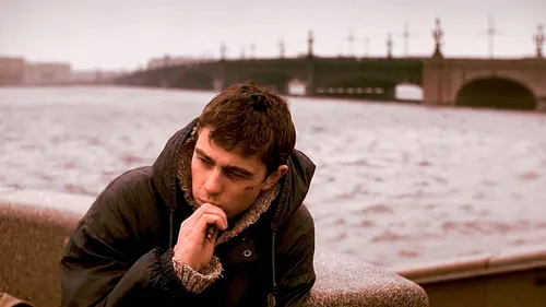 Сергей Бодров-младший, Брат Обои на телефон мужчина сидит на скамейке