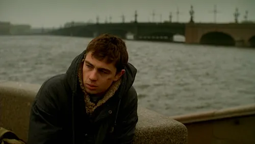 Сергей Бодров-младший, Брат Обои на телефон человек в толстовке на лодке перед мостом