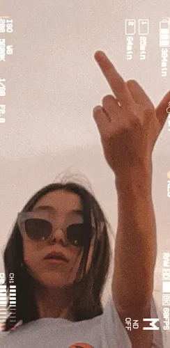 Дерзкие Для Девушек Обои на телефон человек с солнцезащитными очками и жестом руки