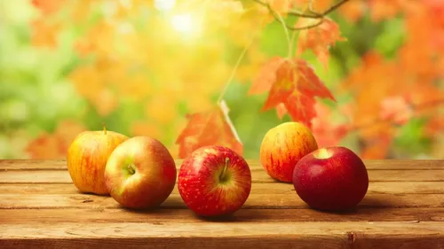 Красивые Осенние Обои на телефон группа яблок на столе
