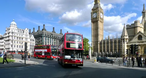 Лондон Hd Обои на телефон пара двухэтажных автобусов на улице перед башней с часами