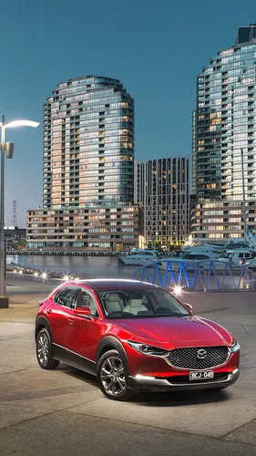 Мазда 6 Обои на телефон красный автомобиль, припаркованный перед пристанью для яхт с высокими зданиями