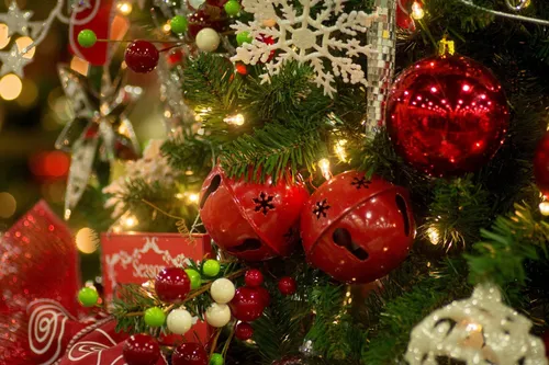 Новогодние Hd Обои на телефон новогодняя елка, украшенная украшениями и огнями