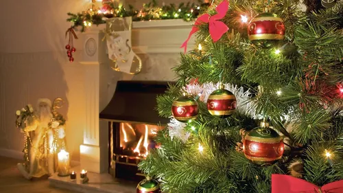 Новогодние Hd Обои на телефон новогодняя елка с украшениями и огнями
