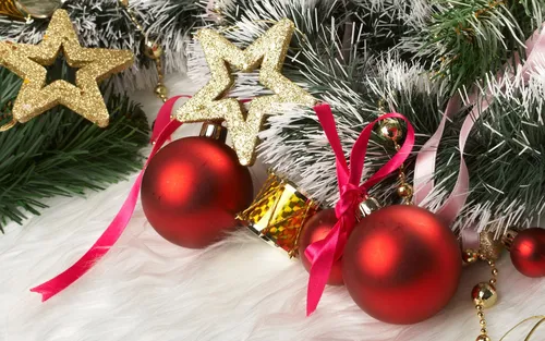 Новогодние Hd Обои на телефон новогодняя елка, украшенная украшениями и красным шаром