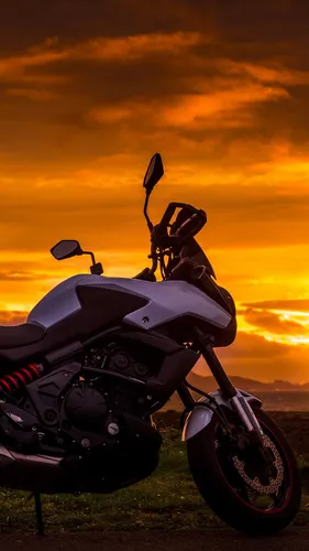 Мотоциклов Обои на телефон мотоцикл, припаркованный перед закатом