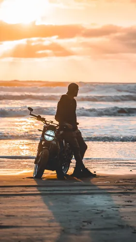 Мотоциклов Обои на телефон мужчина на мотоцикле на пляже