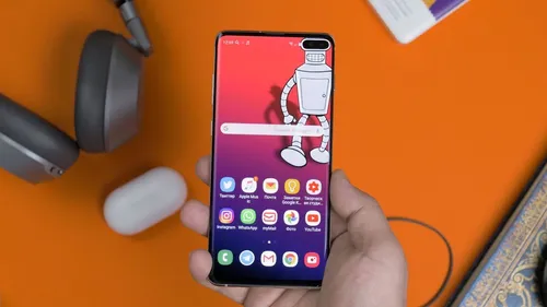 Samsung S10 Plus Обои на телефон человек, держащий сотовый телефон