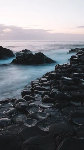 Берег Моря Обои на телефон скалистый пляж с водоемом на заднем плане