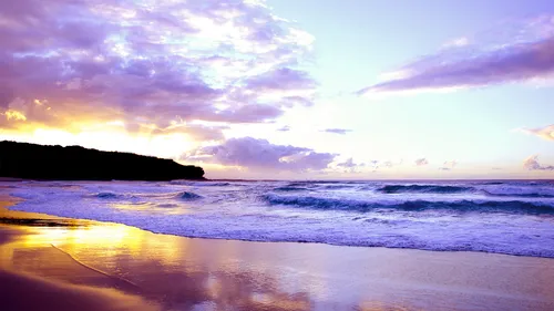 Берег Моря Обои на телефон пляж с волнами и холмом на заднем плане