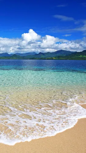 Берег Моря Обои на телефон пляж с водоемом и горами на заднем плане