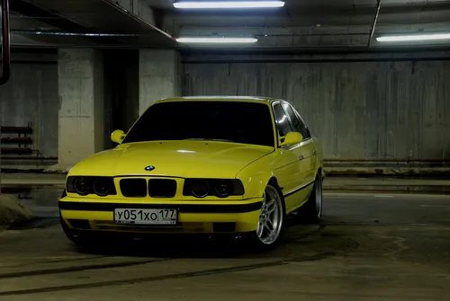 Бмв Е34 Обои на телефон желтый автомобиль, припаркованный в гараже