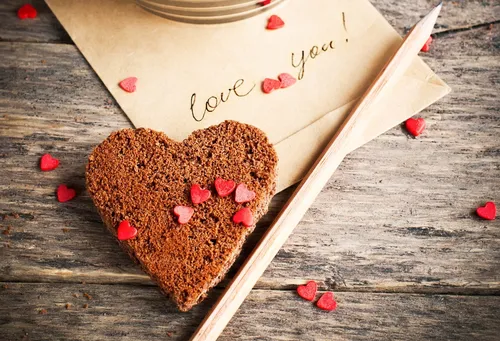 День Святого Валентина Обои на телефон кусочек шоколадного торта с сердечками