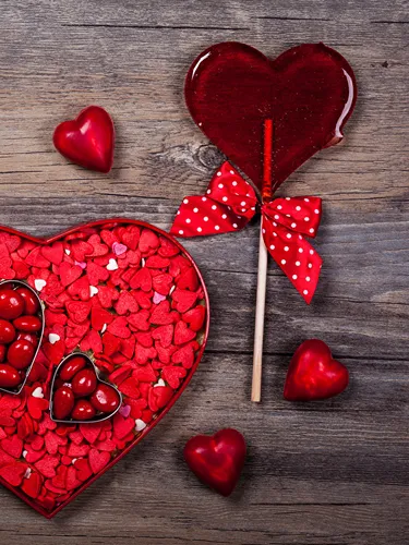 День Святого Валентина Обои на телефон сердце из красных и белых ягод и красное сердце