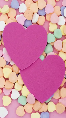 День Святого Валентина Обои на телефон группа разноцветных конфет